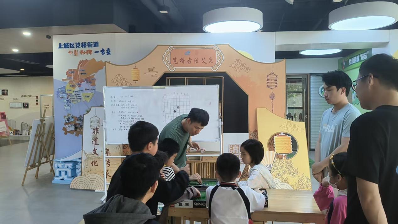 黑白棋落子笕桥：一座从兴趣启蒙到智力竞技的成长之桥