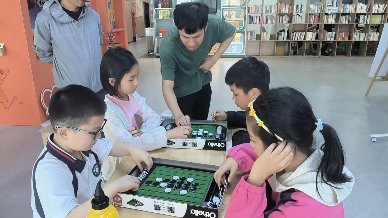 黑白棋落子笕桥：一座从兴趣启蒙到智力竞技的成长之桥