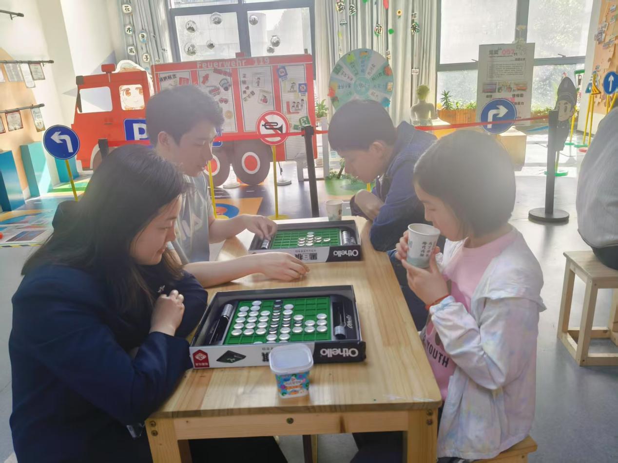 黑白棋落子笕桥：一座从兴趣启蒙到智力竞技的成长之桥