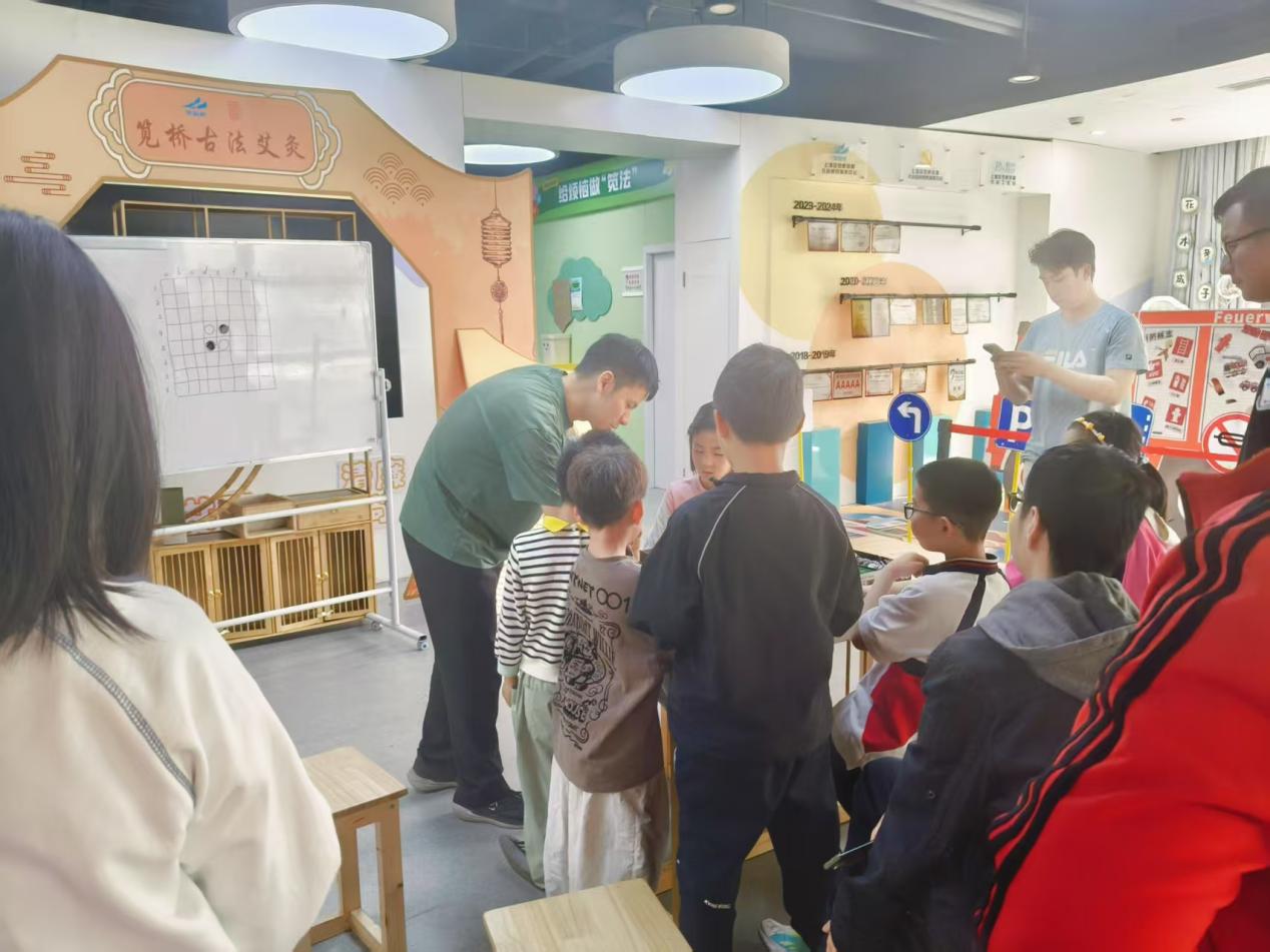 黑白棋落子笕桥：一座从兴趣启蒙到智力竞技的成长之桥